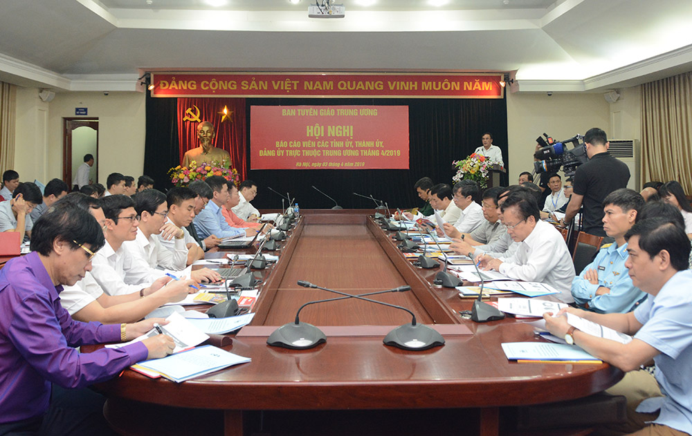 Bí thư Đảng ủy, Chủ tịch HĐTV EVN Dương Quang Thành thông tin về tình hình của EVN tại Hội nghị Báo cáo viên toàn quốc tháng 4/2019