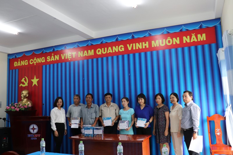 Công đoàn và Ban nữ công NPTS đến thăm và tặng quà CBCNV có hoàn cảnh khó khăn tại Trung tâm Dịch vụ kỹ thuật 4 nhân dịp “Tháng công nhân” năm 2018.