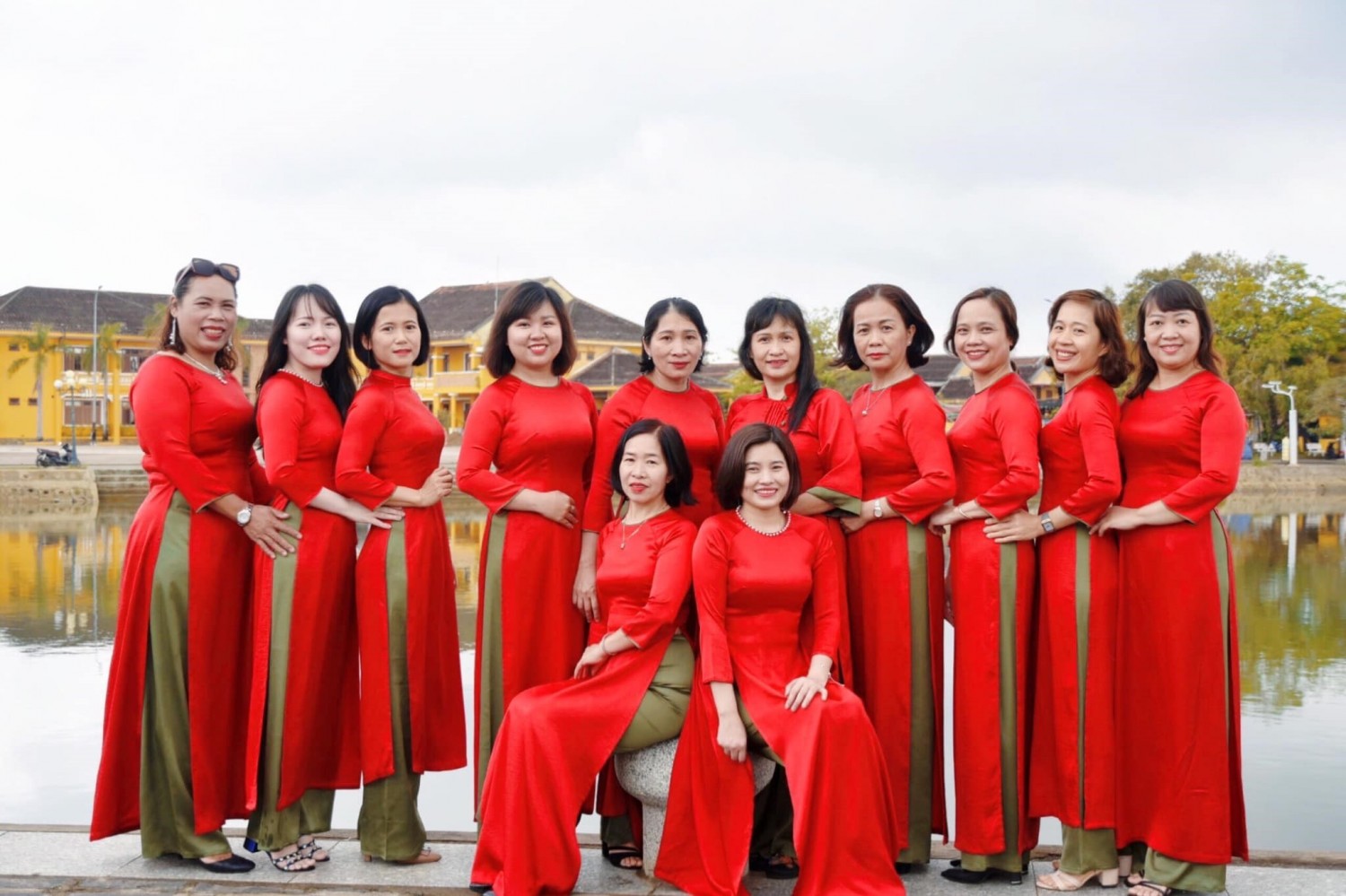 Nữ công Trung tâm Dịch vụ kỹ thuật 2 duyên dáng hưởng ứng “Tuần lễ Áo dài Việt Nam